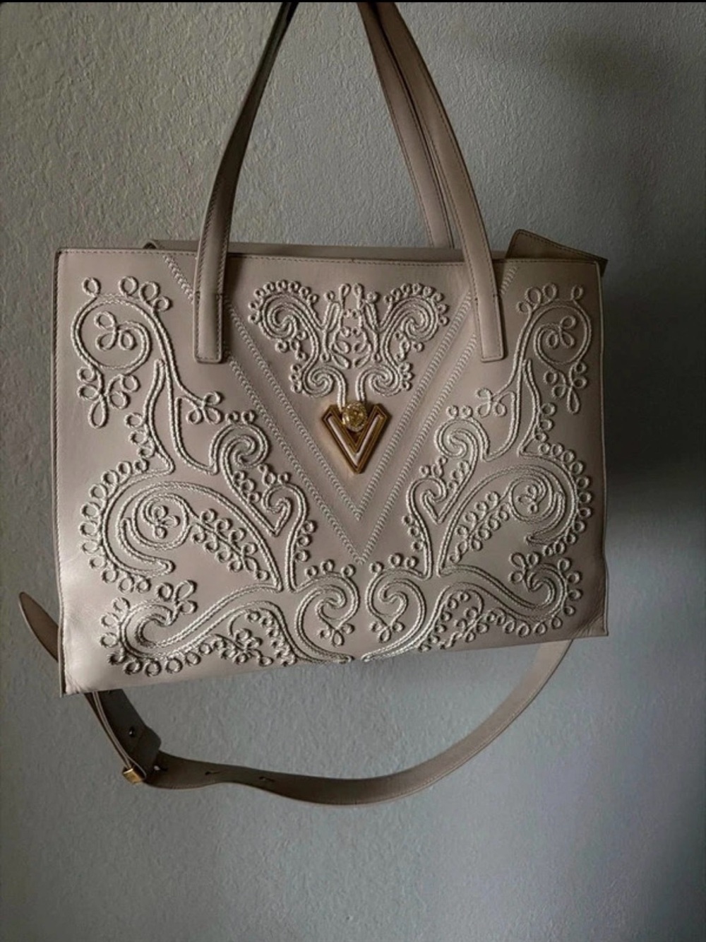 Elegant Embossed Beige Tote Bag with Gold Accent Valentino Orlandi